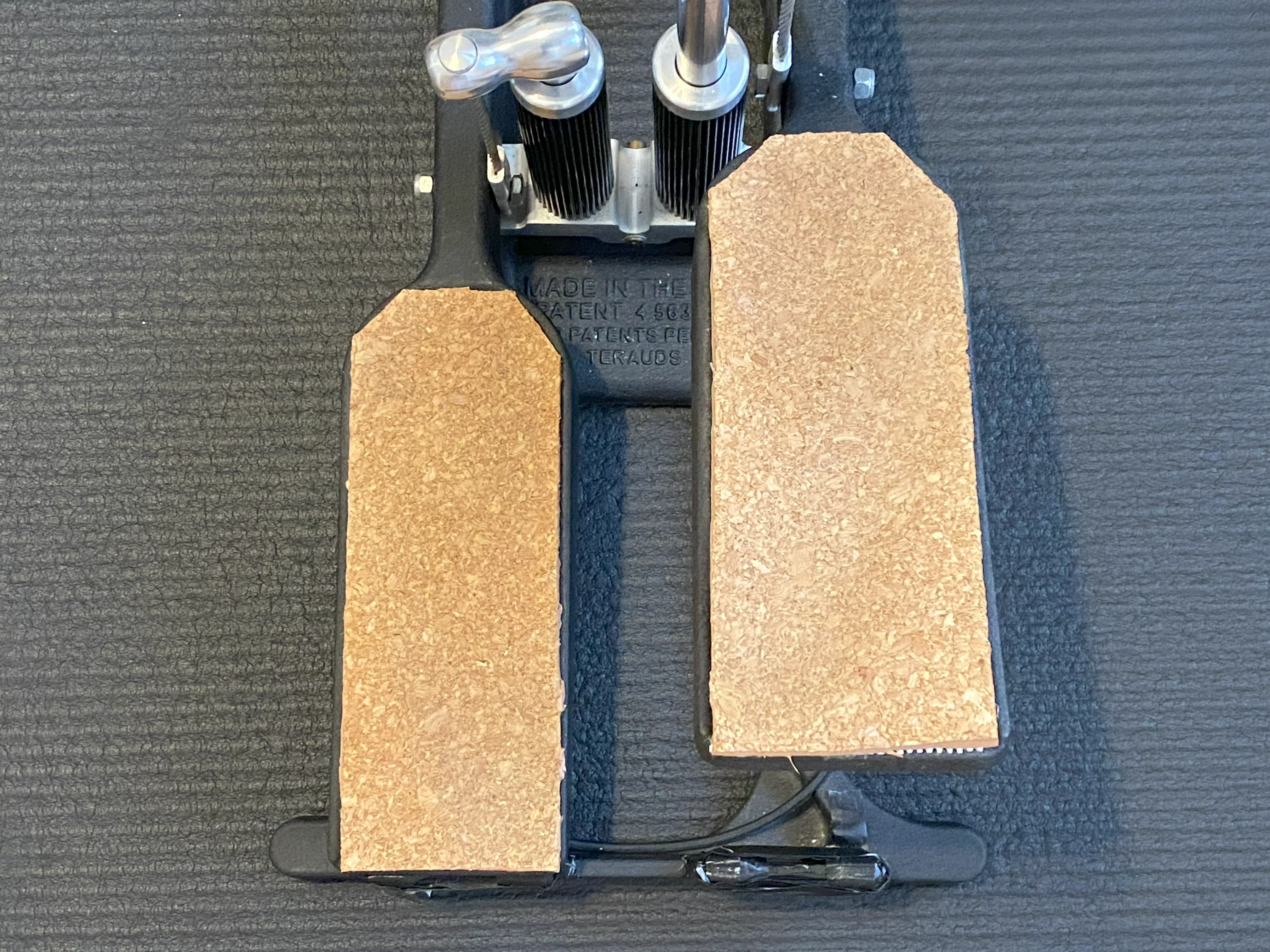 100均のクッションをカットして貼っている